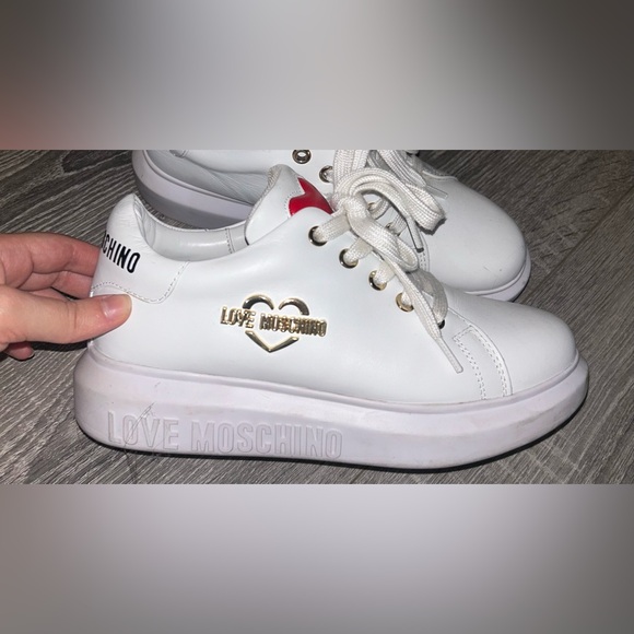 White leather platform sneakers with a gold heart logo. Lace-up closure. Size 8 - Picture 1 of 1